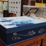 Подарочный набор посуды со шлифованным рисом "Синий цветок"   (Макси)